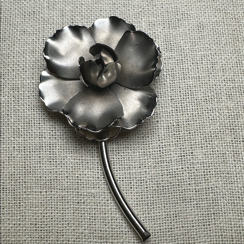 🧡 Silver Tone Floral Brooch 🧡